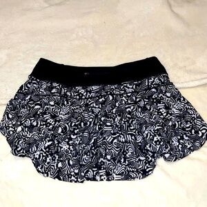 Lululemon quick pace skirt - size 6 (small / medium ) black & white skort